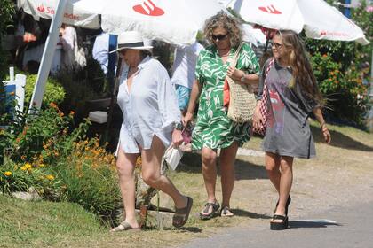 Marcela,
la gran anfitriona de
Casablanca, junto
a su nieta Ámbar
de Benedictis y a
su íntima amiga, la
empresaria textil
Andrea Garrone.
