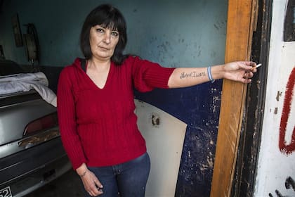 Marcela, la madre del chico asesinado, lleva tatuado el nombre de su hijo