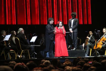 Marcela López Rey, rodeada de la orquesta y acompañada por Mahler, también subió al escenario