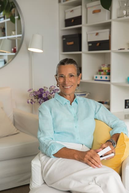 Marcela Lovegrove posa en su departamento minimalista en Núñez, donde se mudó antes de la pandemia.