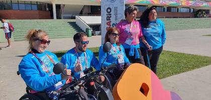 Marcela Rizzotto, en su rol de voluntaria, junto a sus compañeros