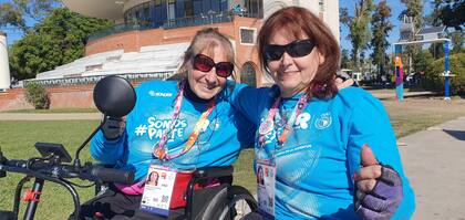 Marcela Rizzotto junto a otra de las voluntarias, en Rosario