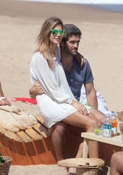 Marcela se mostró muy cariñosa con su amor. Divina, llevó a la arena una camisola transparente que dejaba ver sus curvas perfectas, a la que engalanó con anteojos de sol verdes y plataformas altas