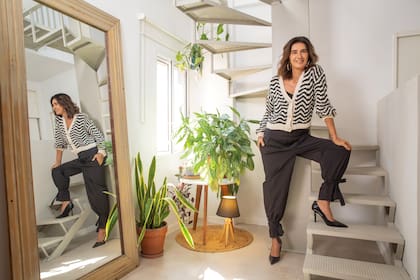 Marcela tiene 63 años, comenzó a trabajar en la agencia de Ricardo
Piñeiro cuando tenía 22 años, pero asegura que nunca se sintió modelo y por eso buscó trabajar en ese mundo desde otro lugar. Ahí nació la productora de moda.