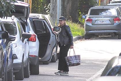 Marcela Tinayre, con un look sporty chic, fue una de las primeras en
llegar a la casa de Juana.