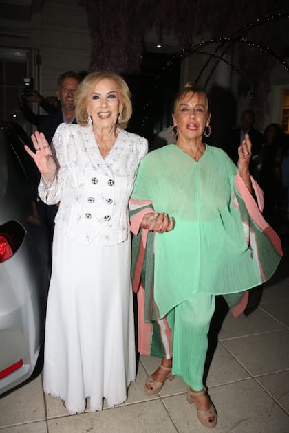 Marcela Tinayre junto a su madre, Mirtha Legrand, la gran agasajada de la noche