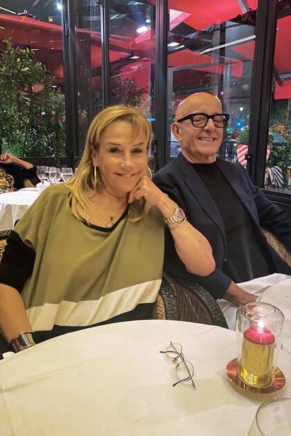 Marcela Tinayre, que está en París desde hace unas semanas, recibió a su nieta y a su hija. En la foto de su Instagram se la ve comiendo en París con su amigo Carlos Feeney, que vive allá.