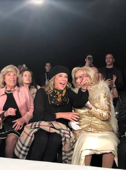 Marcela Tinayre y Mirtha Legrand se divierten en el desfile