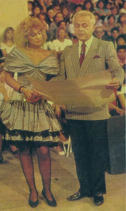 Marcela Tiraboschi junto a Gerardo Sofovich en La Noche del Domingo