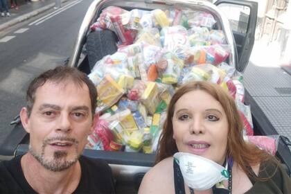 Marcela Tobaldi, de La Rosa Naranja, junto a Marcelo Suntheim, cosecretario de la CHA, en plena recorrida de la campaña "Nos cuidamos entre todes"