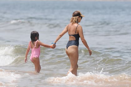 Marcela, vegana declarada, junto a su primogénita, Juana (5).