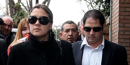 Marcela y Felipe Noble Herrera saliendo del Juzgado Federal de San Isidro en mayo del 2010