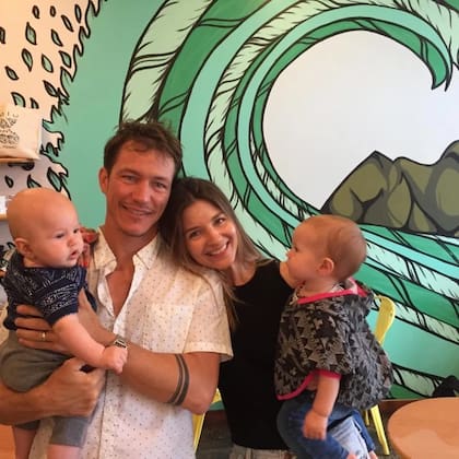 Marcela y Tomás junto a sus hijos, Koa y Juana en brazos