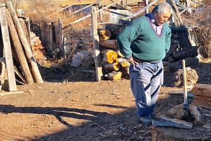 Marcelino Garcés se queja de que le falta leña para pasar el invierno