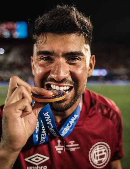 Marcelino Moreno celebra la conquista de la Copa Sudamericana con Lanús, en Asunción, donde el club granate venció a Atlético Mineiro por penales