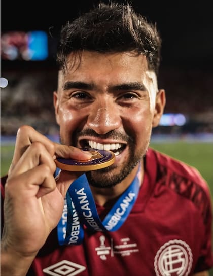 Marcelino Moreno, con la medalla de campeón sudamericano. En Lanús, conquistó tres títulos repartidos en dos etapas