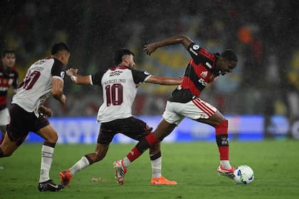 Marcelino Moreno intenta marcar a Evertton Araujo