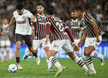 Marcelino Moreno rodeado de camisetas de Fluminense; como en la ida, donde convirtió el agónico gol, el talento del estratego se evidenció en la asistencia para el gol de Dylan Aquino
