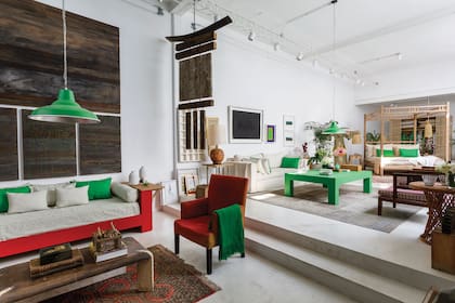 Marcella Rela hizo las esculturas colgantes en madera maciza inspirada en los torii, pórticos típicos del Japón medieval. La composición de paneles también es obra suya.