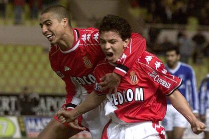 Marcello Gallardo y David Trezeguet festejan un gol de Mónaco, en la Liga de Francia.