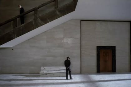 Marcello (Jean-Louis Trintignant) espera en el ministerio fascista