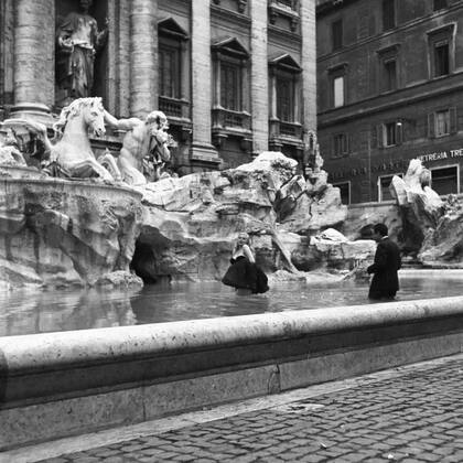 Marcello Mastroianni y Anita Ekberg rodaron una recordada escena de "La dolce vita" en la Fontana di Trevi en 1959