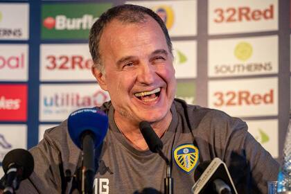 Marcelo Bielsa sonríe en la conferencia del último viernes, cuando empezó hablando en un trabado inglén