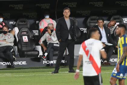 Marcelo Gallardo observa desde el banco: River volvió al Monumental con un triunfo ante Central.