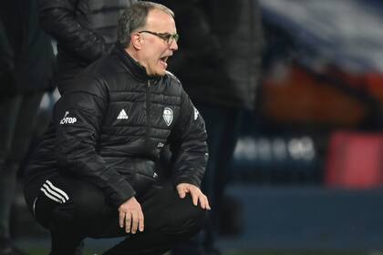 Marcelo Bielsa, durante un partido reciente. Leeds United el lunes enfrenta a Crystal Palace, por la Premier League.