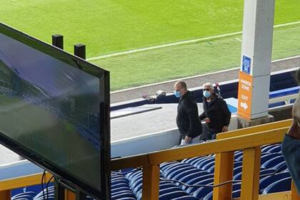 Marcelo Bielsa se acomoda en una tribuna para ver el partido