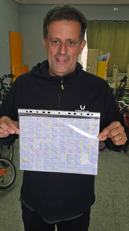 Marcelo anota a mano en lo que el llama un "excel casero" el nombre de cada persona que donó una bicicleta para poder identificar el rodado con el donante