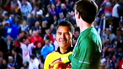 Marcelo Barovero recibe el saludo del árbitro