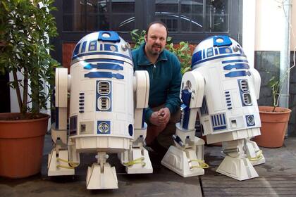 Marcelo Bergese junto a dos de sus creaciones