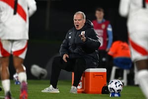 Marcelo Bielsa apretó los puños en los tres goles y se fue muy conforme con la actuación colectiva e individual del seleccionado uruguayo, que clasificó al Mundial una fecha antes.