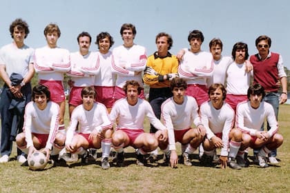 Marcelo Bielsa como entrenador de la selección de la UBA, en una de las canchas de Ciudad Universitaria, en 1982