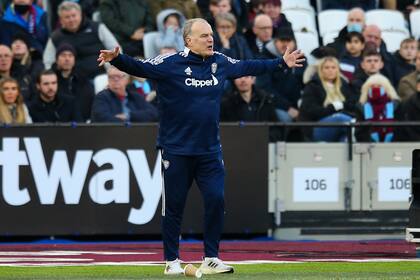 Marcelo Bielsa dirigiendo a Leeds ante West Ham United, en enero de 2022