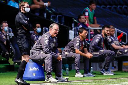 Marcelo Bielsa, DT de Leeds, da indicaciones durante el partido: Leeds podría conseguir el ascenso a la Premier League el jueves