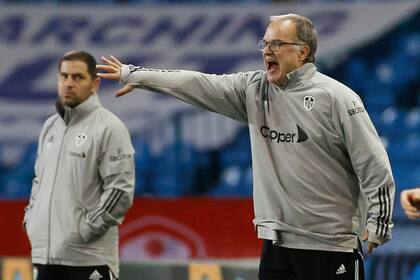 Bielsa da indicaciones, mientras lo observa un colaborador. Leeds se despidió en los 32os de final de la Carabao Cup