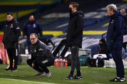 Bielsa sigue el partido en cuclillas, mientras que a la derecha aparece Roy Hogdson, técnico de Crystal Palace y el más veterano de la Premier League, con 73 años