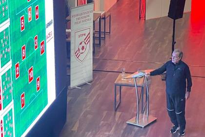 Marcelo Bielsa, durante una charla en la que participó el entrenador del seleccionado de Polonia