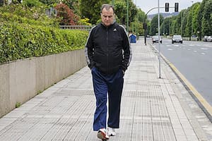 Marcelo Bielsa, durante una de sus caminatas por Montevideo, la capital uruguaya