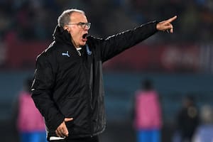 Marcelo Bielsa en acción, dando indicaciones en la goleada de Uruguay a Nicaragua en un amistoso en el estadio Centenario.