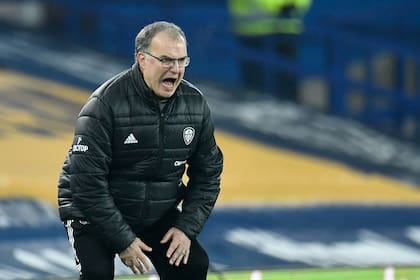 Marcelo Bielsa le grita a sus jugadores durante el partido.