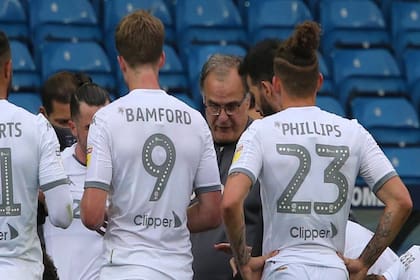 Marcelo Bielsa les da indicaciones a Bamford y Phillips, dos jugadores clave en el ascenso de Leeds, que serán parte del plantel que afronte la Premier League