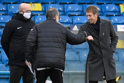 Marcelo Bielsa saluda al director técnico del Brighton, Graham Potter.