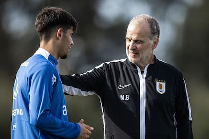 Marcelo Bielsa tiene a disposición a todas las figuras de Uruguay para enfrentar a la Argentina