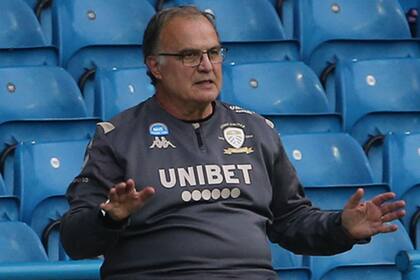 Marcelo Bielsa tuvo un primer tiempo mucho más nervioso que el segundo, en el que Leeds United edificó una goleada por 5-0 que lo devolvió a la punta de la Championship y lo deja a las puertas del ascenso a la Premier League.
