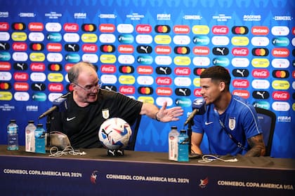 Marcelo Bielsa y Maximiliano Araújo en la conferencia de prensa previa a la semifinal ante Colombia