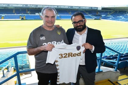 Marcelo Bielsa y Víctor Orta, director deportivo de Leeds United, en junio de 2018, cuando se inició el ciclo. 