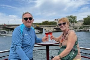 Las románticas fotos de Marcelo Bonelli y su esposa en París: "Beso a beso"